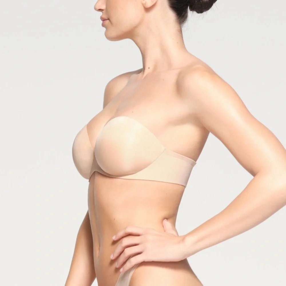 SKIMS ULTIMATE STRAPLESS PUSH-UP BRA - Picture 2 of 14